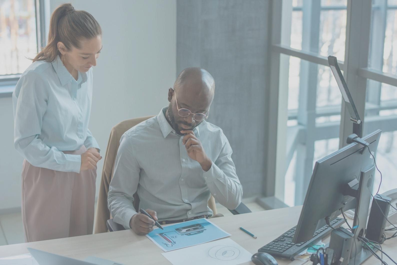 Espacio de trabajo moderno con ordenador